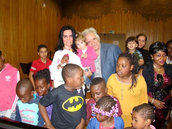 Daniela e o maestro João Carlos Martins - Sputnik Brasil