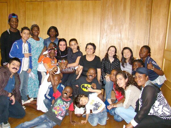 Daniela se divertindo com as crianças refugiadas - Sputnik Brasil