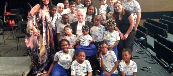 O Coral Somos Iguais e o maestro na apresentação do concerto de Natal - Sputnik Brasil