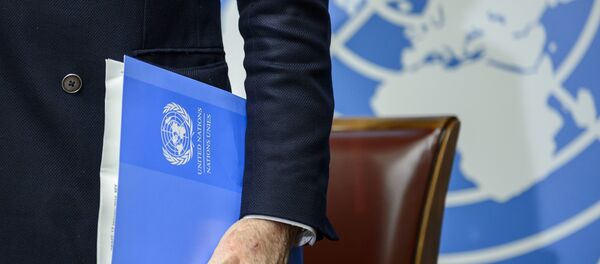 UN Syria envoy Staffan De Mistura's hands holds documents at the United Nations Offices on January 25, 2016 in Geneva during a press conference on efforts to restart peace talks. - Sputnik Brasil