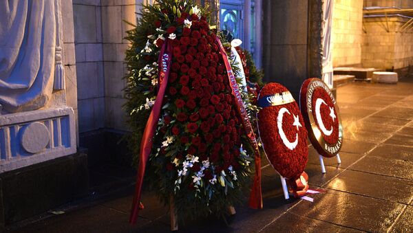Coroas de flores em homenagem ao embaixador russo na Turquia Andrei Karlov colocadas na entrada do Ministério das Relações Exteriores da Rússia, em Moscou, em 22 de dezembro de 2016 - Sputnik Brasil
