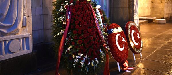Coroas de flores em homenagem ao embaixador russo na Turquia Andrei Karlov colocadas na entrada do Ministério das Relações Exteriores da Rússia, em Moscou, em 22 de dezembro de 2016 Coroas de flores em homenagem ao embaixador russo na Turquia Andrei Karlov colocadas na entrada do Ministério das Relações Exteriores da Rússia, em Moscou, em 22 de dezembro de 2016 - Sputnik Brasil