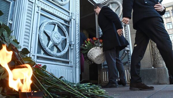 À entrada do Ministério das Relações Exteriores russo: flores depostos em homenagem do embaixador assassinado russo Andrei Karlov - Sputnik Brasil