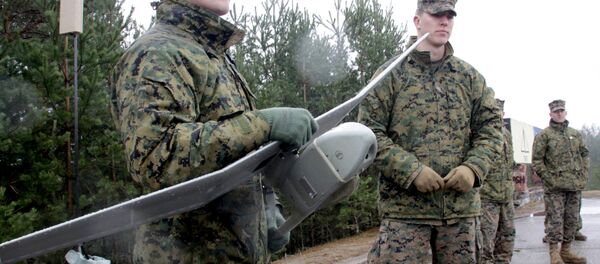 Os militares da OTAN seguram o minidrone norte-americano, Raven RQ-11B, durante os exercícios Operation Summer Shield, na Letônia (foto de arquivo) - Sputnik Brasil