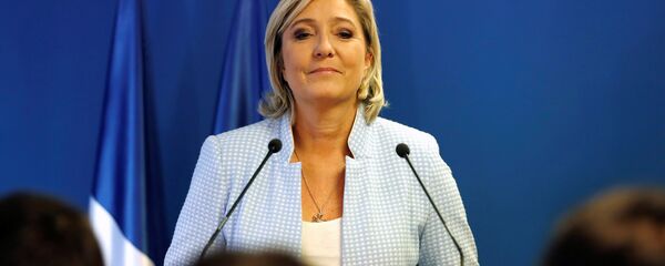Marine Le Pen, a líder do partido político francês de Frente Nacional falando sobre os resultados das eleições dos EUA em Nanterre, França - Sputnik Brasil