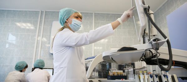 Especialistas de laboratório realizando pesquisa - Sputnik Brasil