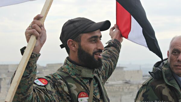 Soldado do exército sírio celebrando a libertação do bairro de Sahikh Saeed em Aleppo oriental - Sputnik Brasil