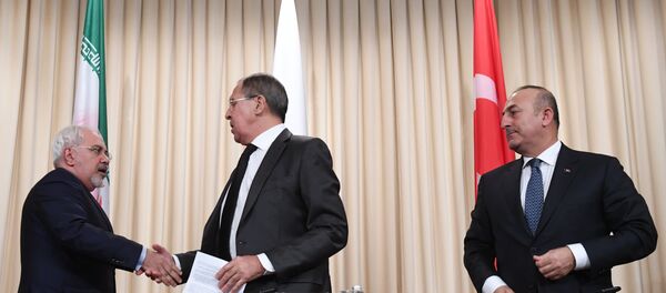 Coletiva de imprensa dos ministros das Relações Exteriores do Irã, Rússia e Turquia, Mohammad Javad Zarif, Sergei Lavrov, Mevlut Cavusoglu, em Moscou, Rússia, 19 de dezembro de 2016 - Sputnik Brasil