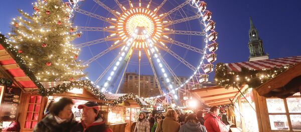 Pessoas visitam mercado de Natal perto da Prefeitura de Berlim dois dias após o atentado na praça Breitscheidplatz - Sputnik Brasil