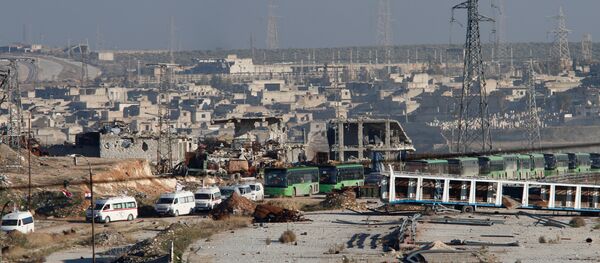 Ambulâncias e ônibus utilizados na evacuação de áreas controladas por rebeldes em Aleppo, em 15 de dezembro de 2016 - Sputnik Brasil