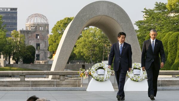 O presidente dos EUA, Barack Obama, em visita histórica a Hiroshima, em 27 de maio de 2016, presta homenagem às vítimas da bomba atômica que destruiu a cidade há mais de 70 anos - Sputnik Brasil