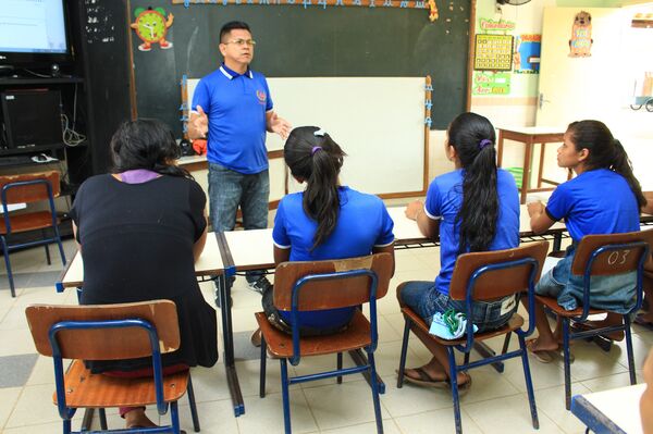 Professor Valter Menezes apresenta o projeto de construção da fossa biológica para a comunidade escolar  - Sputnik Brasil