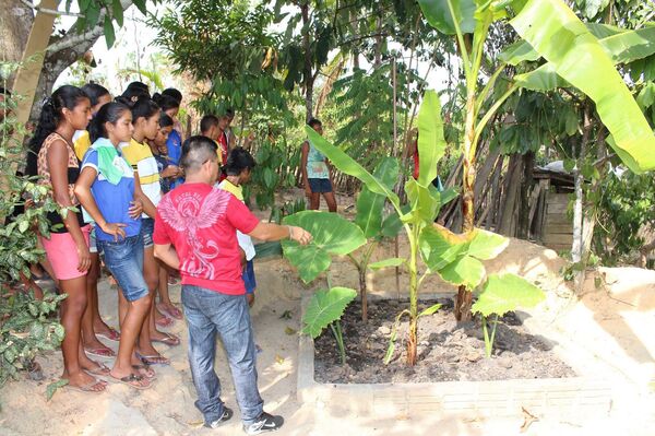 Valter Menezes explicando aos ribeirinhos o funcionamento da fossa bio ativa já instalada - Sputnik Brasil
