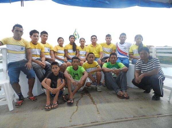 O professor Menezes e a equipe de alunos do projeto primordial para a região ribeirinha do rio Tracajá - Sputnik Brasil