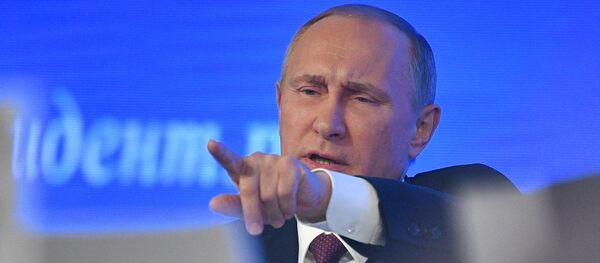 Vladimir Putin responde a uma pergunta durante a sua grande coletiva de imprensa anual em 23 de dezembro de 2016 - Sputnik Brasil