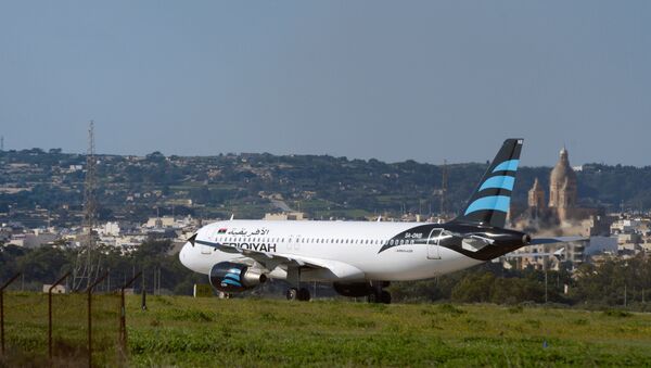Avião sequestrado, um Airbus A320 operado pela Afriqiyah Airways, depois de pousar no aeroporto de Luqa, em Malta - Sputnik Brasil