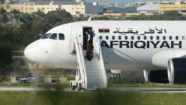Refens ao deixar o avião sequestrado da empresa aérea Afriqiayah Airways, Malta, 23 de dezembro de 2016 - Sputnik Brasil