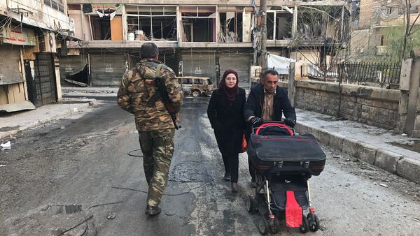Civis caminham por rua de Aleppo após a libertação da cidade pelo Exército Sírio - Sputnik Brasil