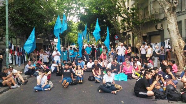 Do lado de fora militantes acompanhavam na rua o discurso de Dilma em um telão - Sputnik Brasil