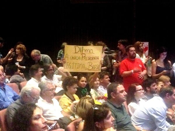 Manifestante com cartaz de apoio a ex-presidenta Dilma Rousseff - Sputnik Brasil