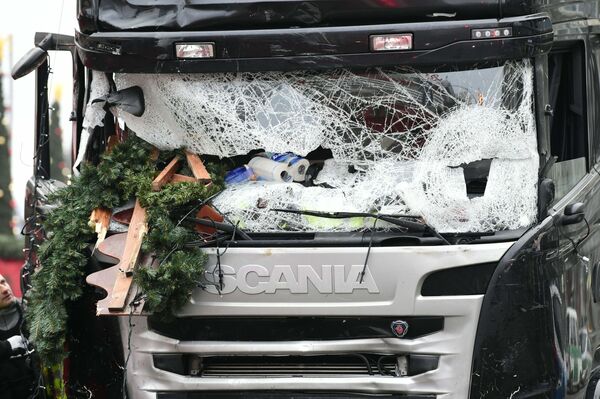 Para-brisa quebrado do caminhão que atropelou as pessoas na feira natalina em Berlim - Sputnik Brasil