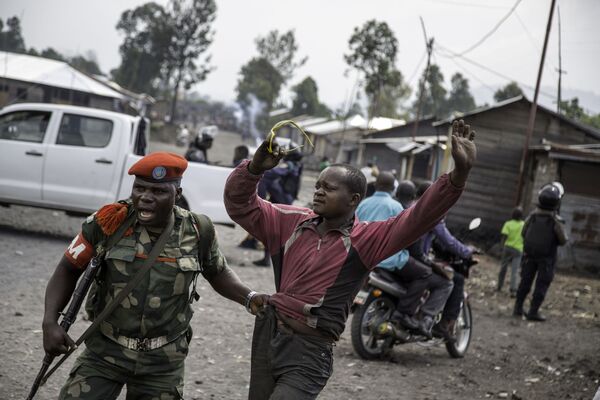 Policial militar segura detido que participou de manifestação, RD do Congo - Sputnik Brasil