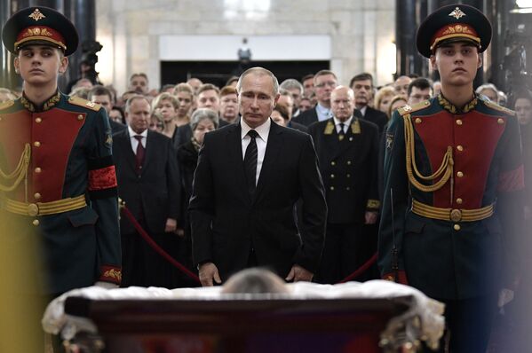 Vladimir Putin, presidente da Rússia, no último adeus a Andrei Karlov, embaixador russo morto na Turquia - Sputnik Brasil