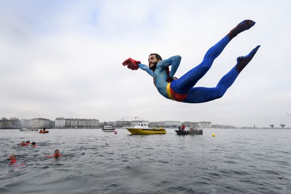 Homem vestido de Superman salta no lago de Genebra - Sputnik Brasil