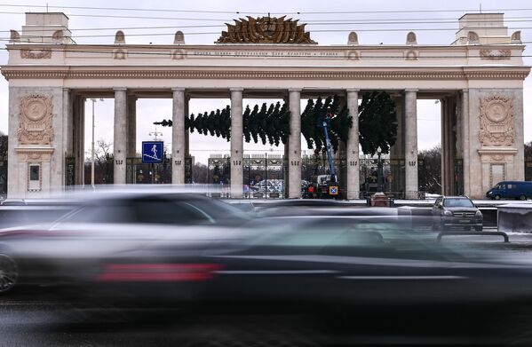 Árvore de natal horizontal em um parque de Moscou - Sputnik Brasil