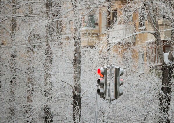 Semáforo em rua coberta de neve na cidade russa de Omsk - Sputnik Brasil
