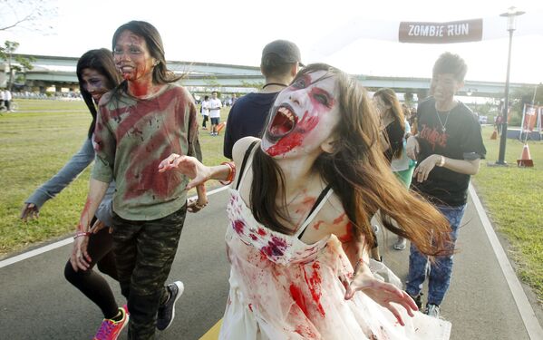 Participantes da maratona de zumbi em Taiwan - Sputnik Brasil