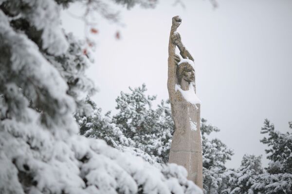 Monumento em memória dos cidadãos soviéticos mortos em massa durante a Segunda Guerra Mundial em Simferopol - Sputnik Brasil