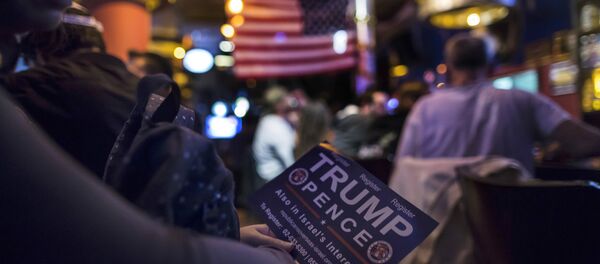 Uma mulher acompanha contagem de votos após eleições presidenciais nos EUA. Jerusalém, 9 de novembro de 2016 - Sputnik Brasil