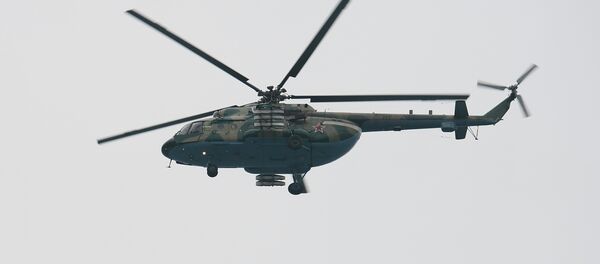 Helicóptero Mi-8 atuando durante as operações de resgate no local do acidente com o avião russo Tu-154 em Sochi, em 25 de dezembro de 2016 - Sputnik Brasil