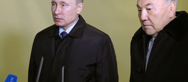 Vladimir Putin, presidente russo, com Nursultan Nazarbaev, presidente do Cazaquistão, expressam condolências pelo acidente aéreo do Tu-154 - Sputnik Brasil