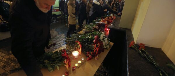 Pessoas depõem flores junto à sede do Ensemble Aleksandrov, em Moscou, após o acidente com o Tu-154 russo - Sputnik Brasil