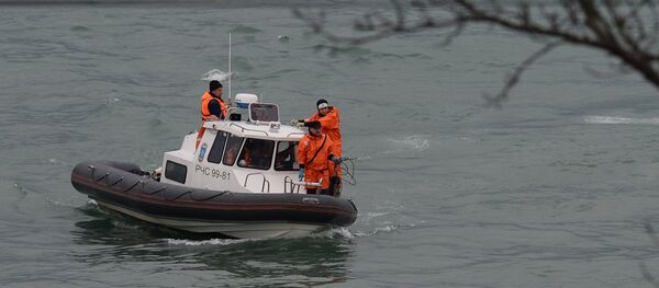 Uma lancha participa da operação de resgate do Tu-154 no mar Negro - Sputnik Brasil