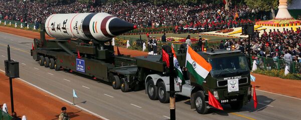 Míssil balístico de longo alcance Agni-V durante desfile militar em Nova Deli, Índia - Sputnik Brasil