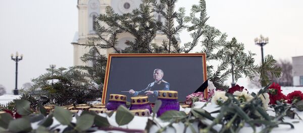 Ato de recordação das vítimas do acidente aéreo em Sochi, o retrato do líder do Ensemble Aleksandrov, Valeri Halilov - Sputnik Brasil