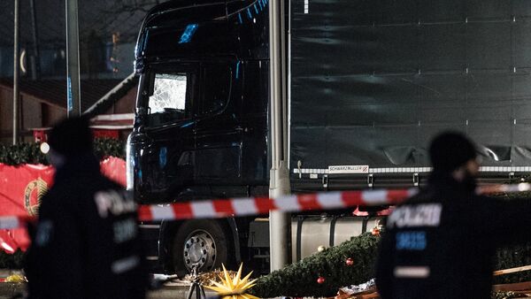 Policiais no local do ataque terrorista em Berlim - Sputnik Brasil