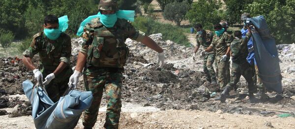 Forças sírias retiram corpos no local de enterramento em massa (foto de arquivo) - Sputnik Brasil