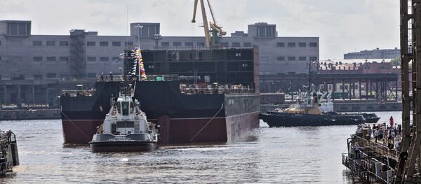 Bloco energético da usina nuclear flutuante Akademik Lomonosov é colocado na água no estaleiro Baltiisky zavod - Sputnik Brasil