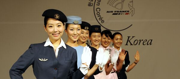 Sul-coreanas vestidas de comissárias de voo da Air France durante o 25º aniversário da companhia aérea na Coreia do Sul, em Seoul, 24 de setembro de 2008 Sul-coreanas vestidas de comissárias de voo da Air France durante o 25º aniversário da companhia aérea na Coreia do Sul, em Seoul, 24 de setembro de 2008 - Sputnik Brasil