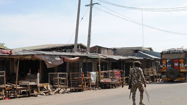 Soldado patrulha o local onde foi realizado um ataque suicida em Maiduguri, Nigéria, novembro de 2016 (foto de arquivo) - Sputnik Brasil