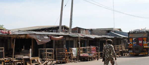 Soldado patrulha o local onde foi realizado um ataque suicida em Maiduguri, Nigéria, novembro de 2016 (foto de arquivo) - Sputnik Brasil