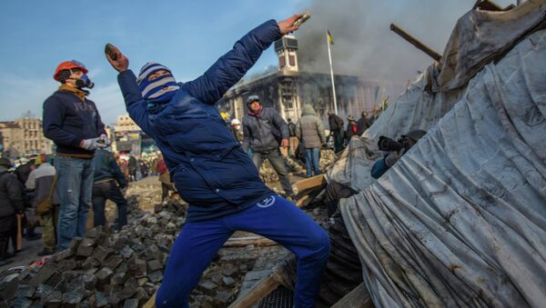 Manifestante jogando pedra na praça Maidan em Kiev, Ucrânia, 19 de fevereiro de 2014 - Sputnik Brasil