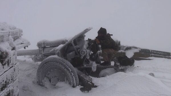 Soldado do exército sírio lança fogo com peça de artilharia coberta de neve, Síria, 26 de dezembro de 2016 - Sputnik Brasil