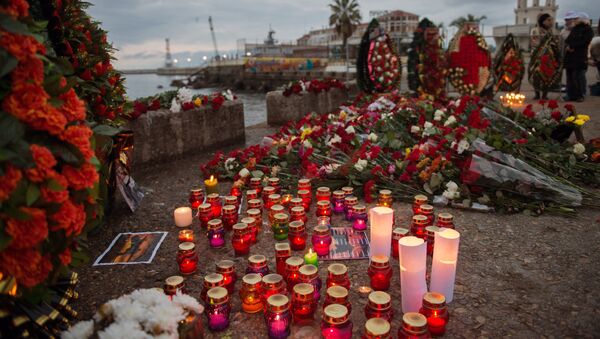 Habitantes de Sochi depositam flores e velas no píer em homenagem às vítimas da queda do Tupolev Tu-154 - Sputnik Brasil