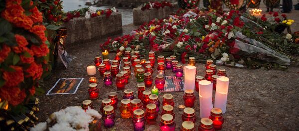 Habitantes de Sochi depositam flores e velas no píer em homenagem às vítimas da queda do Tupolev Tu-154 - Sputnik Brasil