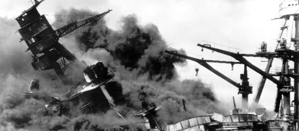 Navio dos EUA é atingido durante ataque fulminante do Japão contra a base naval americana de Peral Harbor, em 7 de dezembro de 1941, durante a Segunda Guerra Mundial - Sputnik Brasil